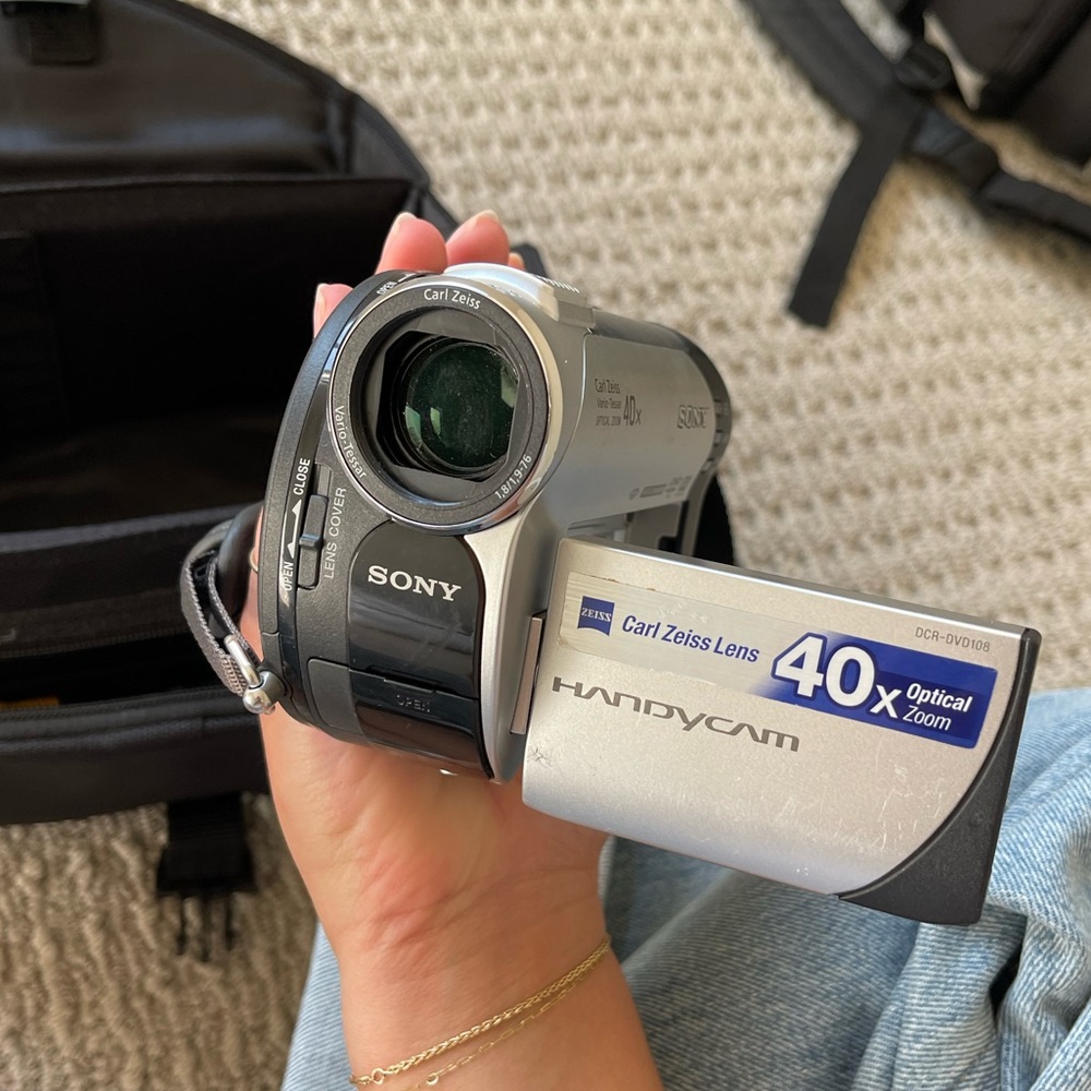Sony HandyCam DCR-DVD610 40X Zoom Hybrid DVD Camcorder